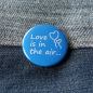 Preview: Ansteckbutton Love is in the air...blau auf Jeans